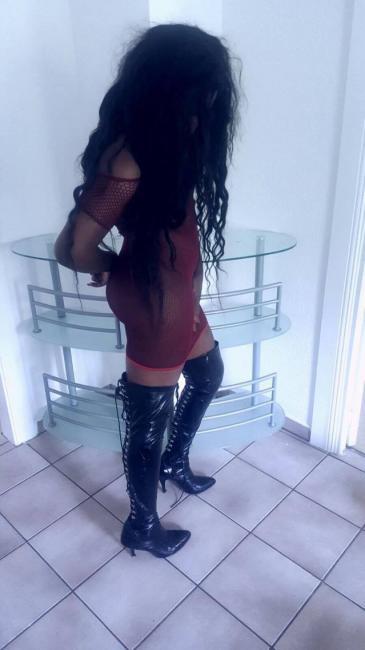 Belle Anna une trans black pulpeuse